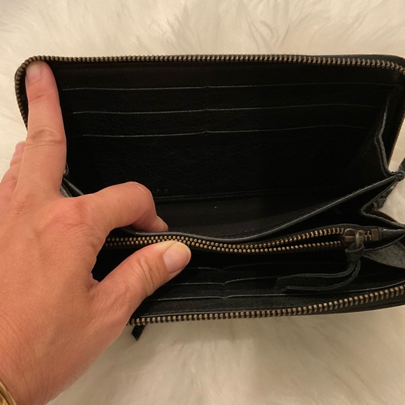 100% authentic Balenciaga full sized leather wallet in black on black hardware. - Picture 5 of 10